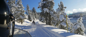 l'hiver au canada en motoneige